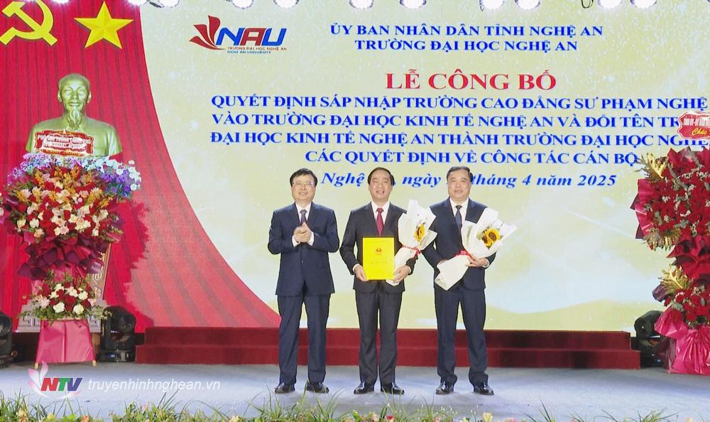 Thừa ủy quyền của Thủ tướng Chính phủ, đồng chí Phó Chủ tịch UBND tỉnh Bùi Đình Long trao Quyết định thành lập Trường Đại học Nghệ An.