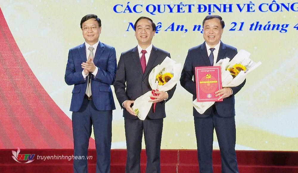 Đồng chí Phạm Tuấn Vinh trao quyết định thành lập Đảng bộ Trường Đại học Nghệ An.