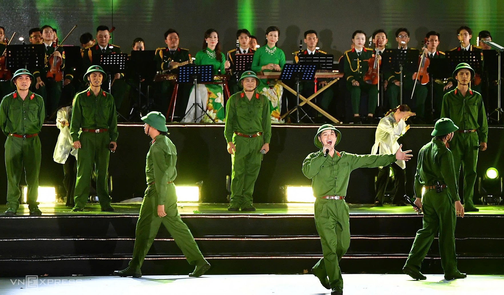 Dàn Anh trai vượt ngàn chông gai thể hiện nhạc phẩm Hát về cây lúa hôm nay.