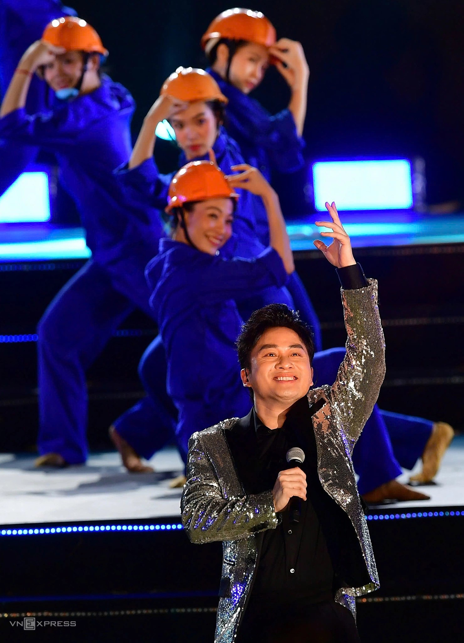 Ca sĩ Tùng Dương thể hiện hai nhạc phẩm Mùa xuân trên thành phố Hồ Chí Minh (nhạc sĩ Xuân Hồng) và Tình ca người thợ mỏ (nhạc sĩ Hoàng Vân).