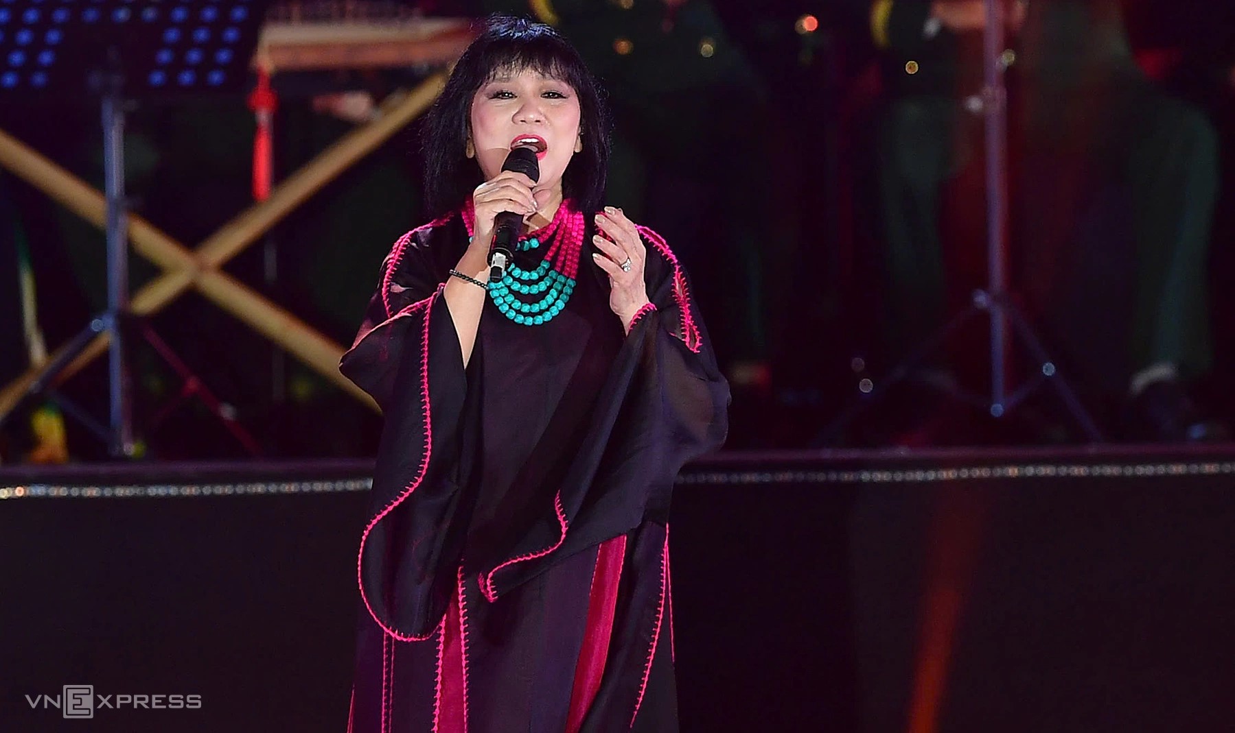 Ca sĩ Cẩm Vân hát bản hit gắn liền với sự nghiệp - Bài ca không quên (nhạc sĩ Phạm Minh Tuấn). 