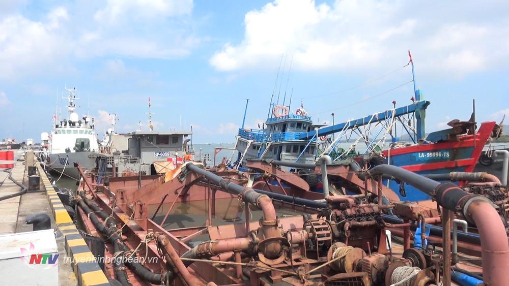 Lực lượng chức năng kiểm tra phương tiện HP 6059 chở theo cát mặt