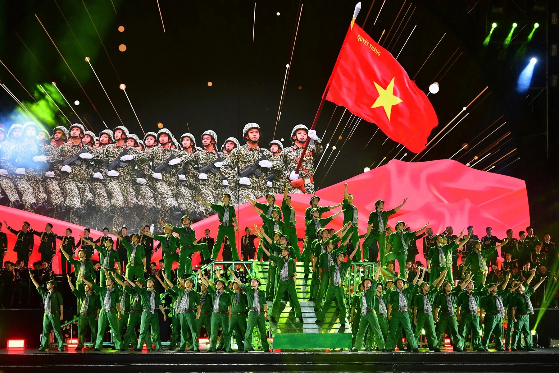 quy tụ hơn 1.000 ca sĩ, nghệ sĩ các đoàn văn công quân khu, quân chủng, Biên phòng, Nhà hát Quân đội, Đại học Văn hóa nghệ thuật Quân đội, Đoàn Nghi lễ Quân đội, diễn viên quần chúng, các trường múa, trường đại học tại TP Hồ Chí Minh.