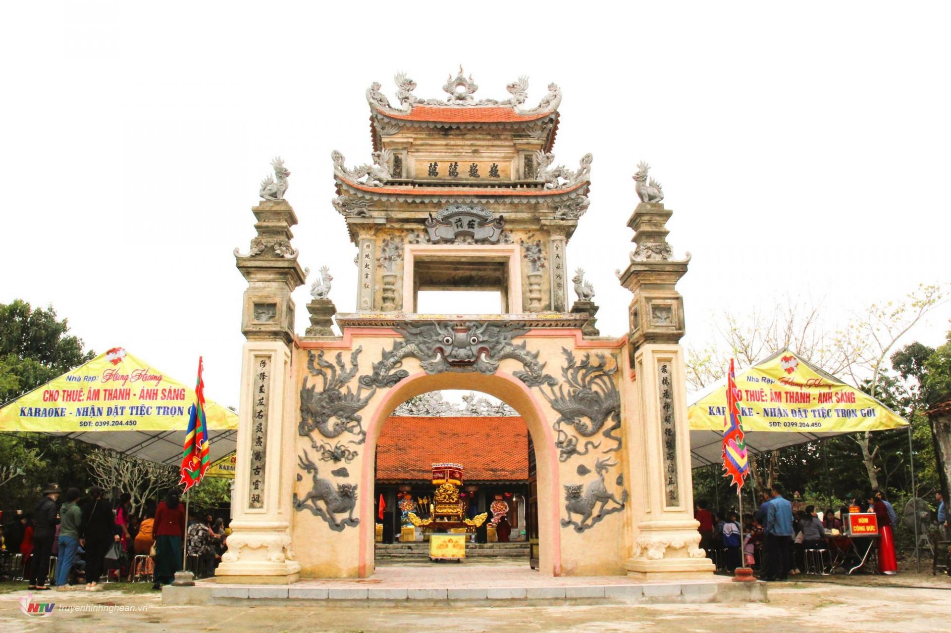 Nghi môn (Cổng chính) của đền Voi xã Quỳnh Hồng.