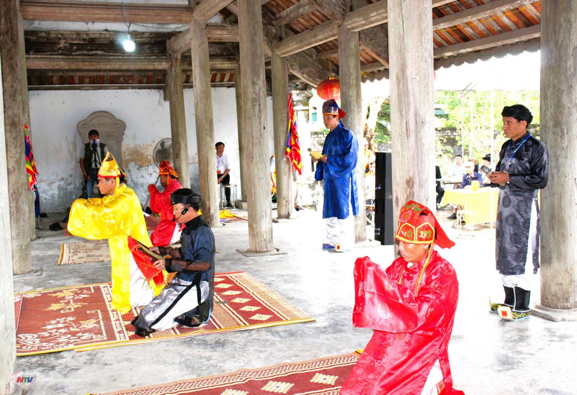 Đội nghi lễ dâng mâm cỗ, hoa quả lên thắp hương các vị thần.