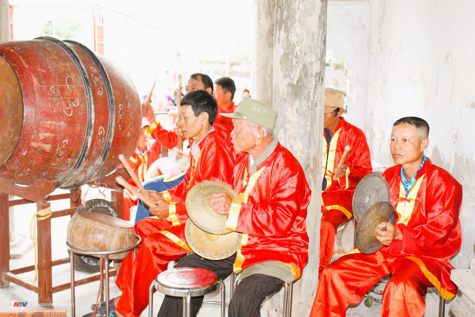 Đội đánh trống phục vụ nghi lễ.