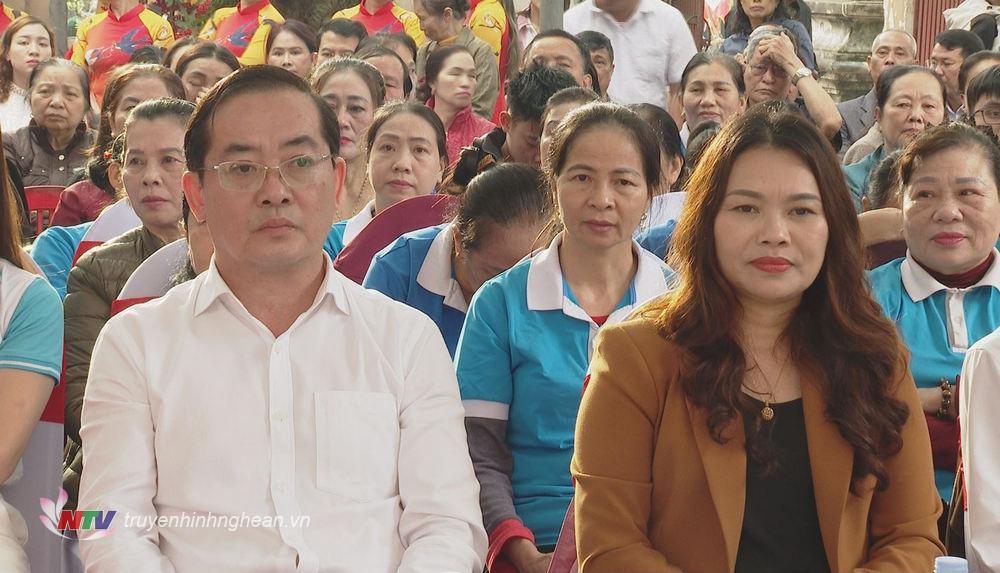 Các đại biểu dự buổi lễ.