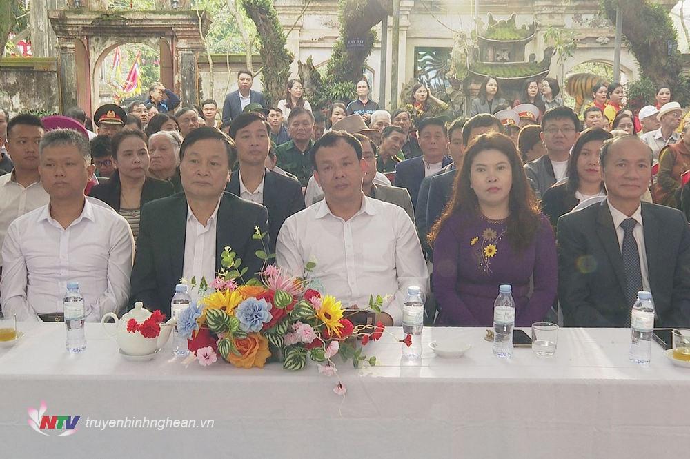 Các đại biểu dự buổi lễ.