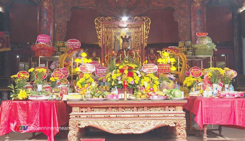 Ban thờ các vị Vua Hùng tại đền Hồng Sơn.