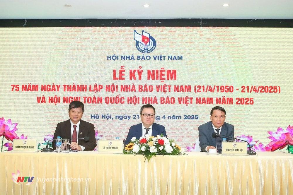 3.Chủ tịch Hội Nhà báo Việt Nam Lê Quốc Minh cùng Phó Chủ tịch Thường trực Nguyễn Đức Lợi và Phó Chủ tịch Trần Trọng Dũng chủ trì chương trình Hội nghị toàn quốc Hội Nhà báo Việt Nam.