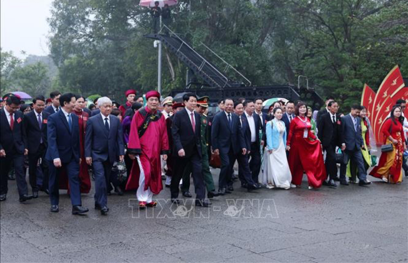 Ủy viên Bộ Chính trị, Chủ tịch nước Lương Cường cùng đoàn đại biểu Trung ương, tỉnh Phú Thọ khởi hành lên núi Nghĩa Lĩnh dâng hương tưởng nhớ các Vua Hùng.