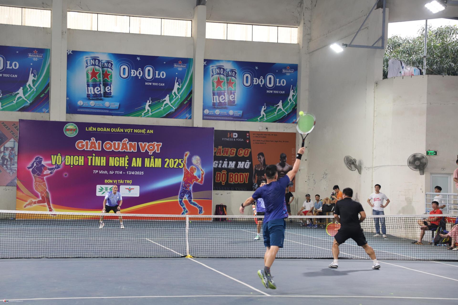 Các VĐV thi đấu bền bỉ, phối hợp ăn ý trong từng đường bóng, mang lại thế trận cân bằng và hấp dẫn.