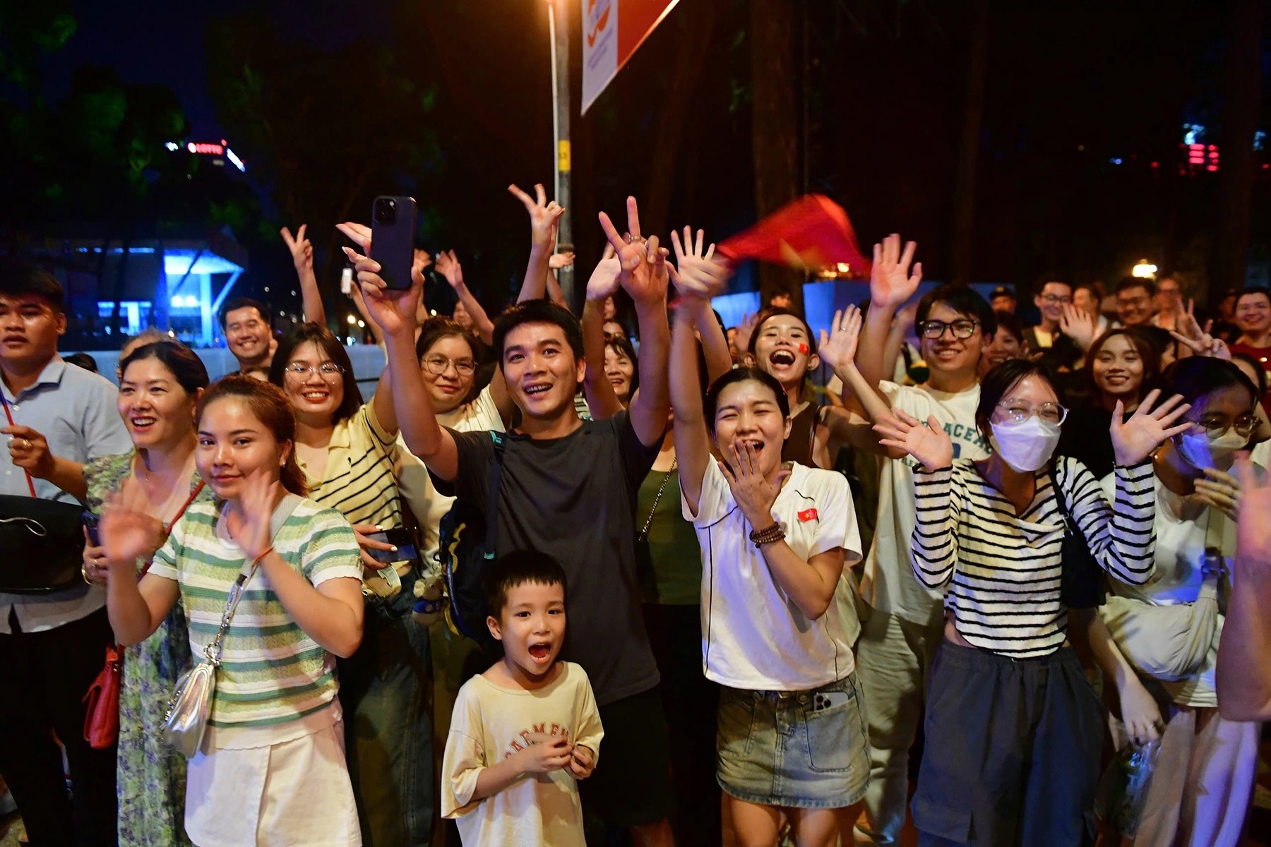 Hàng nghìn khán giả xếp hàng, ngồi ở công viên 30/4, theo dõi chương trình qua các màn hình LED được đặt phía trước Dinh Độc Lập.