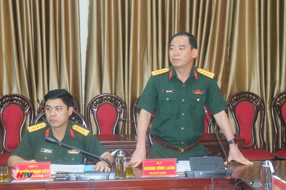 Đại tá Hoàng Đình Luân – Phó Chỉ huy trưởng Bộ Chỉ huy Quân sự tỉnh phát biểu tại buổi kiểm tra.