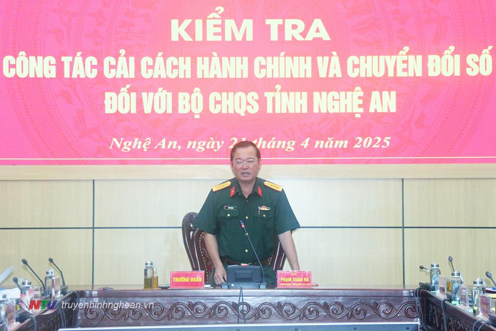 Đại tá Phạm Xuân Hà, Trưởng phòng Tuyên huấn Quân khu phát biểu kết luận buổi kiểm tra.