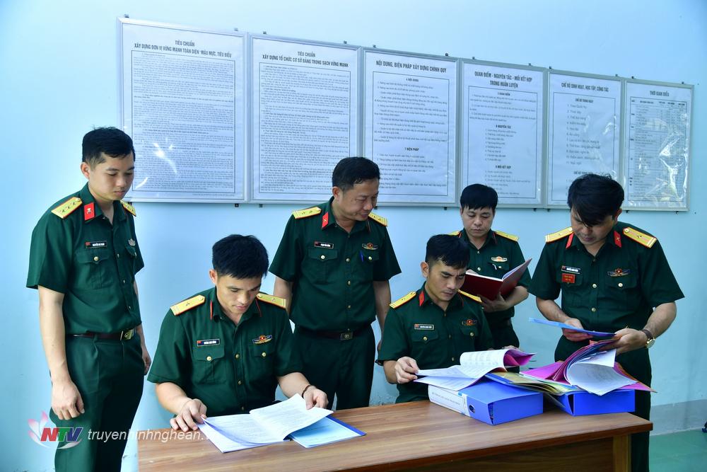 Kiểm tra hệ thống lưu trữ dữ liệu, hệ thống sổ sách tại Xưởng sửa chữa tổng hợp Z12, Phòng Hậu cần – Kỹ thuật, Bộ Chỉ huy Quân sự tỉnh Nghệ An.