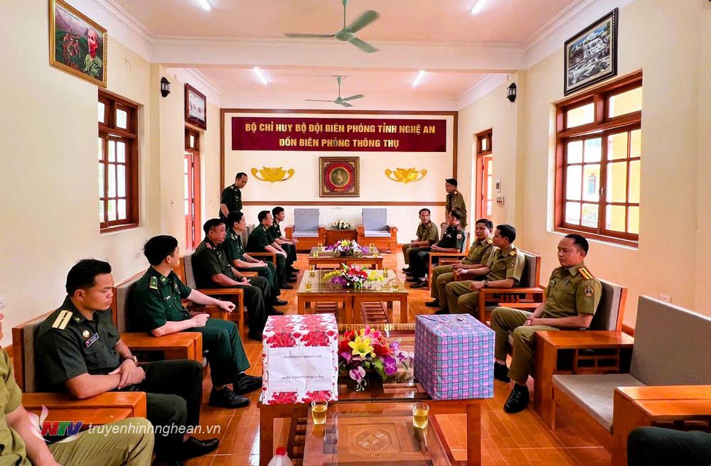 Đoàn công tác Đại đội Biên phòng 216, Bộ Chỉ huy Quân sự tỉnh Hủa Phăn và Công an huyện Sầm Tớ, tỉnh Hủa Phăn, nước CHDCND Lào sang thăm và chúc mừng cán bộ chiến sĩ Đồn Biên phòng Thông Thụ, Bộ đội Biên phòng tỉnh Nghệ An.