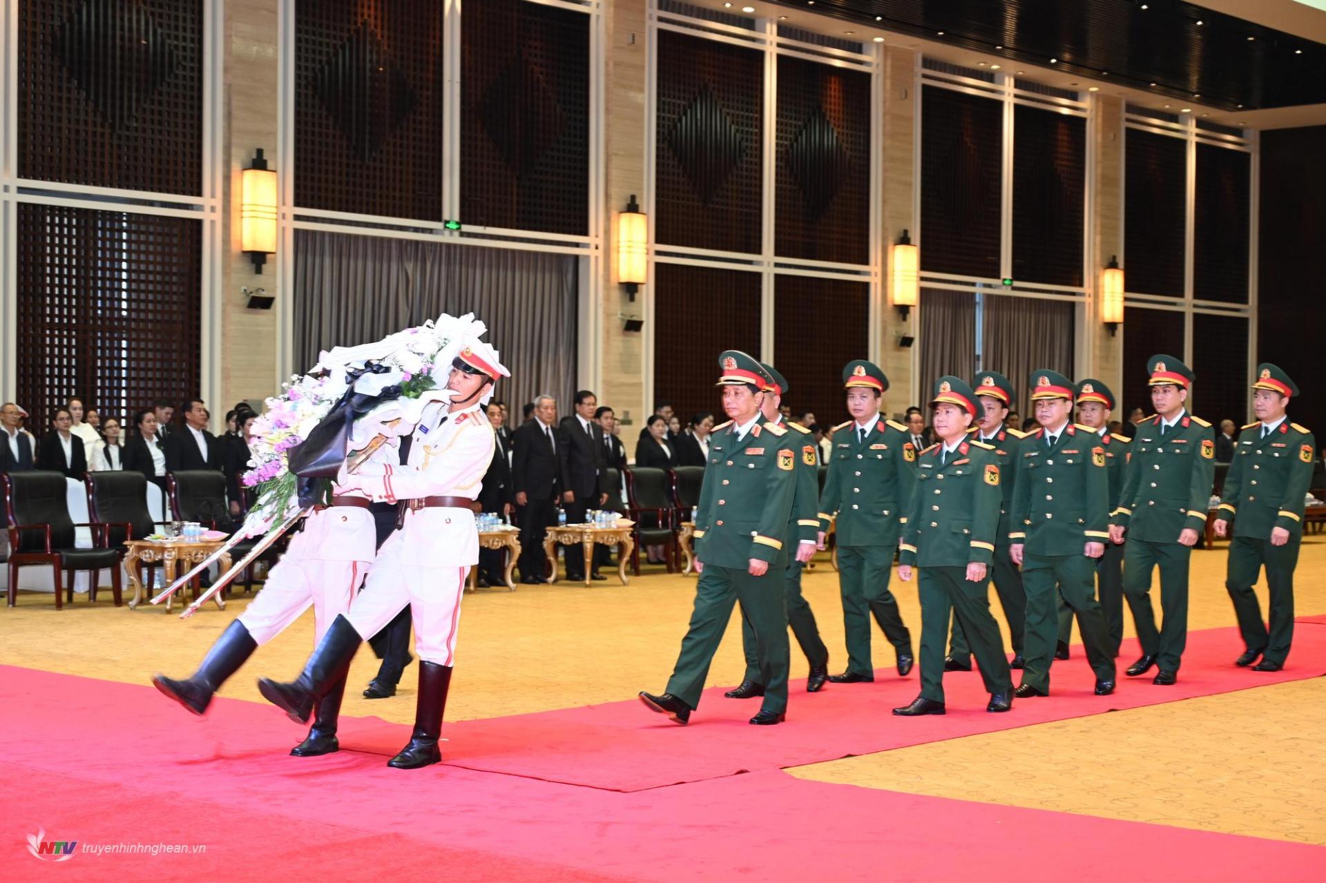 Đoàn đại biểu Bộ Tư lệnh Quân khu 4 do Trung tướng Hà Thọ Bình, Tư lệnh Quân khu dẫn đầu vào viếng Đại tướng Khamtay Siphandone.