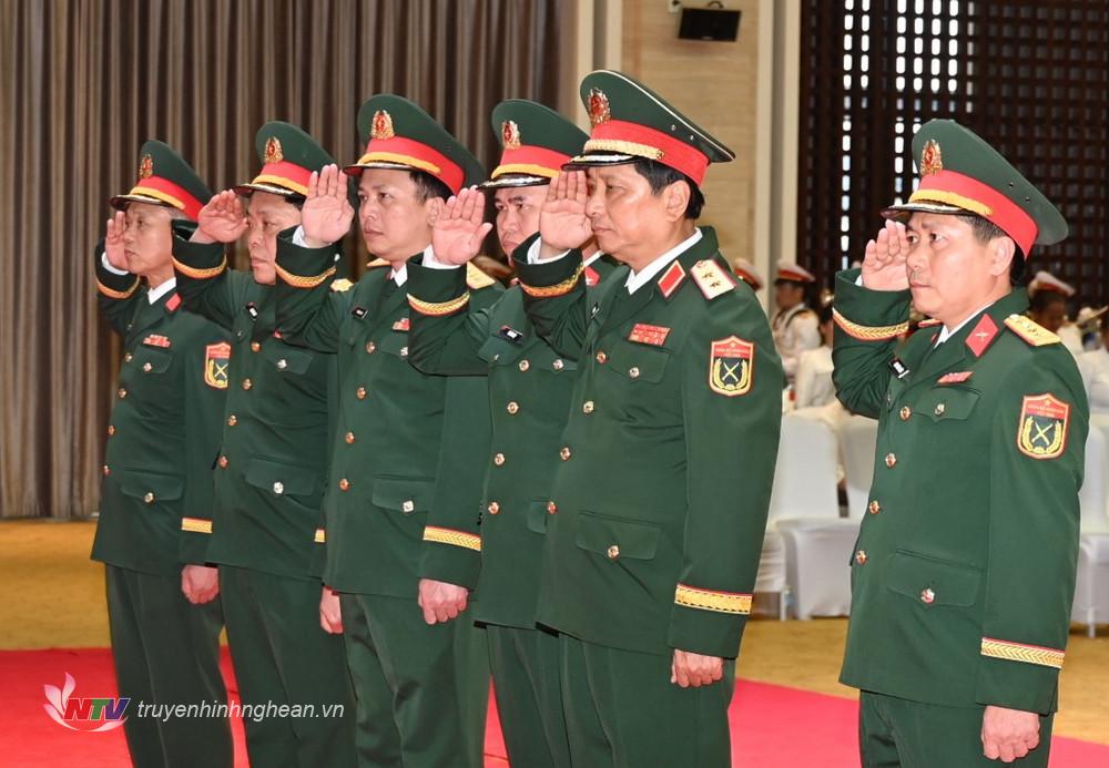 Đoàn đại biểu Bộ Tư lệnh Quân khu 4 do Trung tướng Hà Thọ Bình, Tư lệnh Quân khu dẫn đầu vào viếng Đại tướng Khamtay Siphandone.