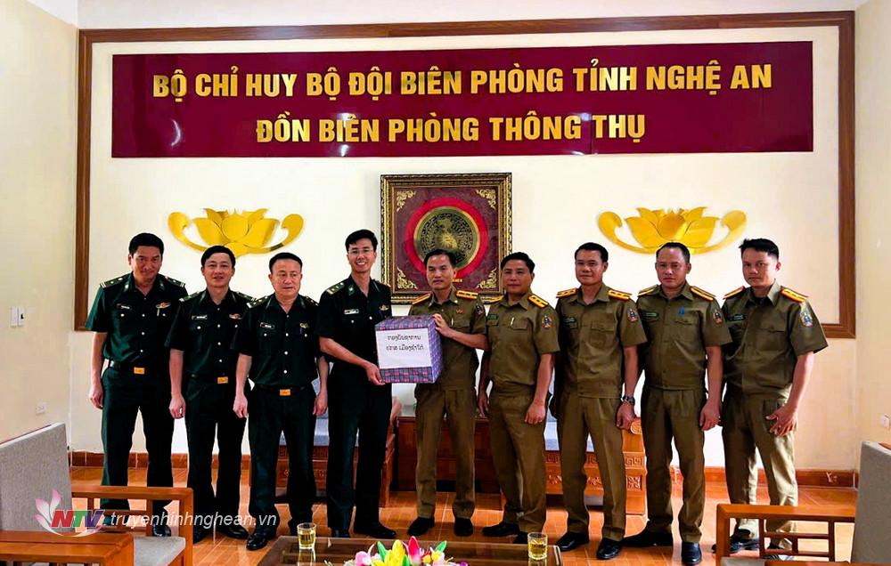 Công an huyện Sầm Tớ, tỉnh Hủa Phăn, nước CHDCND Lào tặng quà chúc mừng cán bộ chiến sỹ Đồn Biên phòng Thông Thụ, Bộ đội Biên phòng Nghệ An nhân dịp kỷ niệm 50 năm ngày giải phóng miền Nam, thống nhất đất nước.