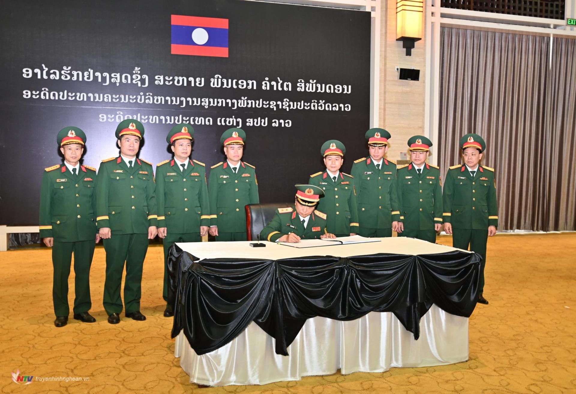  Đoàn đại biểu Bộ Tư lệnh Quân khu 4 ghi sổ tang tại Lễ viếng Đại tướng Khamtay Siphandone.