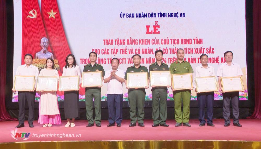 Phó Chủ tịch UBND tỉnh Nguyễn Văn Đệ trao Bằng khen cho các cá nhân, tập thể.