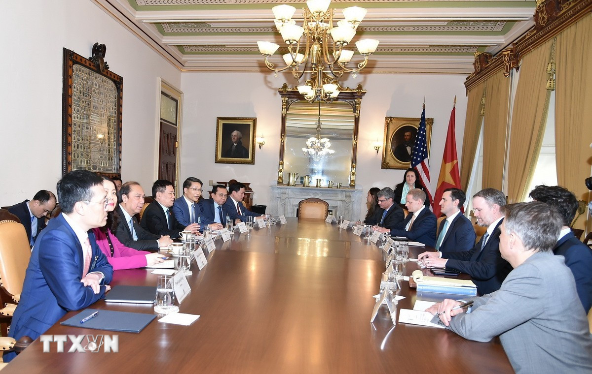 Phó Thủ tướng Hồ Đức Phớc thảo luận với Đại diện Thương mại Mỹ Jamieson Greer. (Ảnh: TTXVN phát)