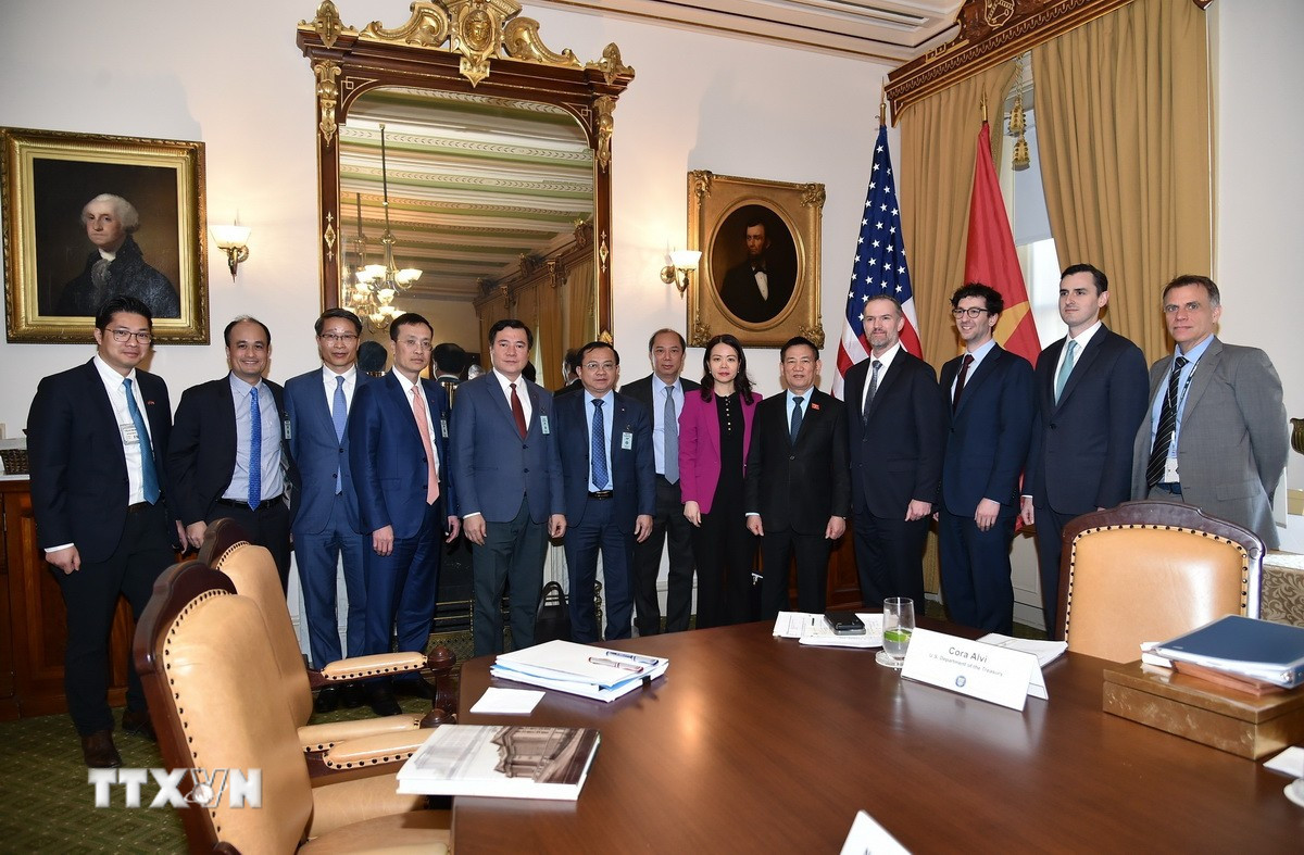 Phó Thủ tướng Hồ Đức Phớc chụp ảnh chung với Đại diện Thương mại Mỹ Jamieson Greer và thành viên 2 đoàn. (Ảnh: TTXVN phát)