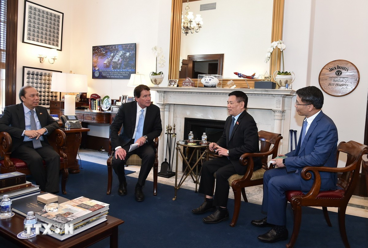 Phó Thủ tướng Hồ Đức Phớc trao đổi với Thượng nghị sỹ Bill Hagerty. (Ảnh: TTXVN phát)