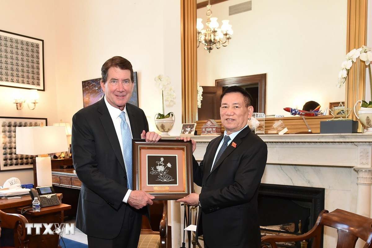 Phó Thủ tướng Hồ Đức Phớc tặng quà lưu niệm cho Thượng nghị sỹ Bill Hagerty. (Ảnh: TTXVN phát)