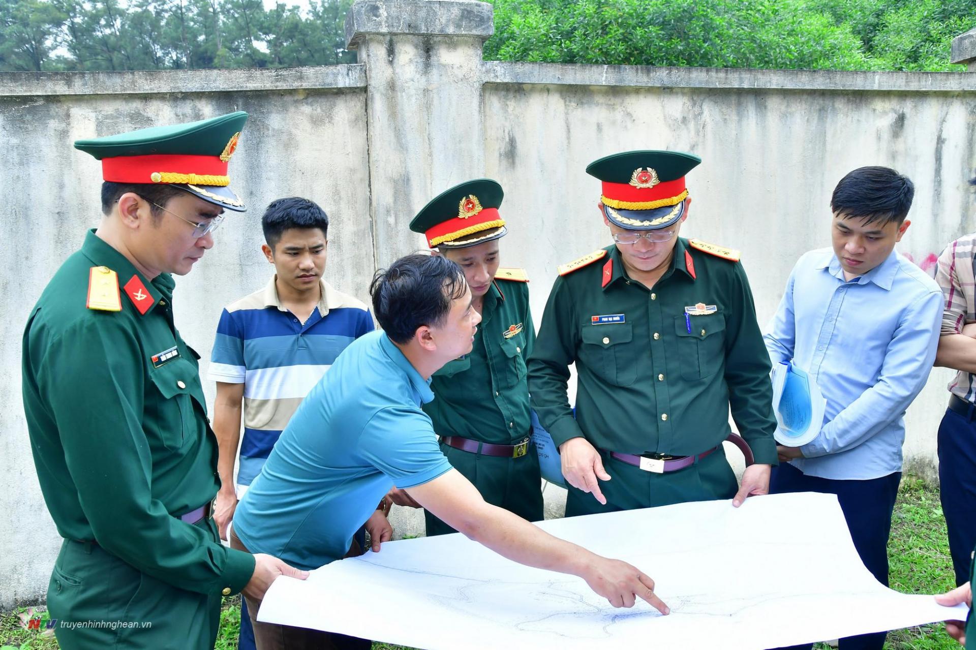 Đoàn công tác tiến hành kiểm tra thực tế công tác xây dựng hệ thống hạ tầng kỹ thuật trong Sở Chỉ huy diễn tập khu vực phòng thủ tỉnh.