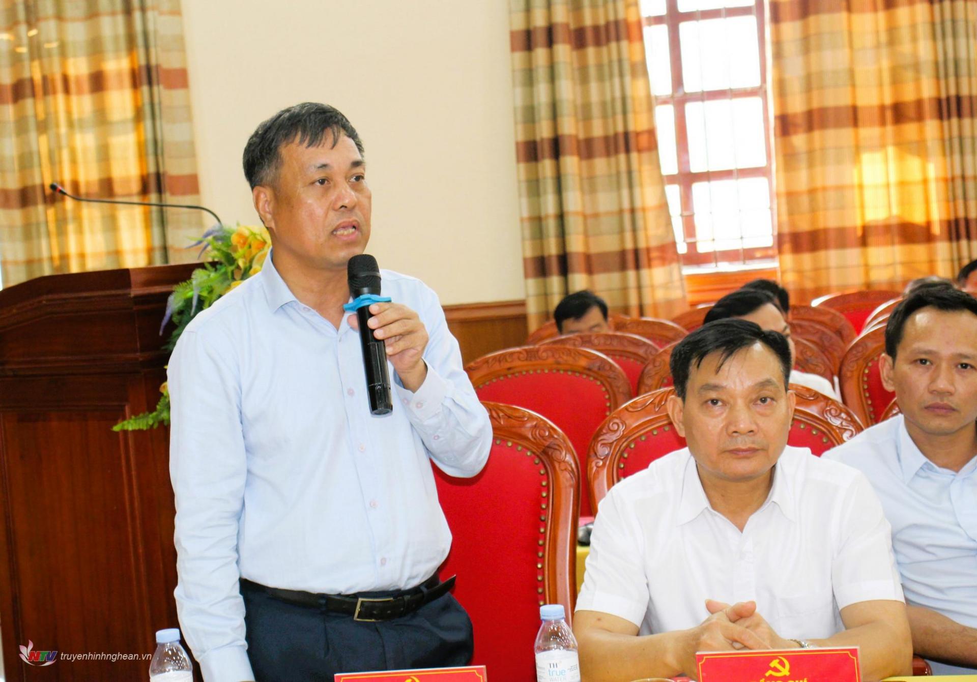  Đồng chí Hoàng Văn Bộ - Bí thư Huyện ủy Quỳnh Lưu trao đổi một số nội dung liên quan đến sắp xếp đơn vị hành chính cấp xã.