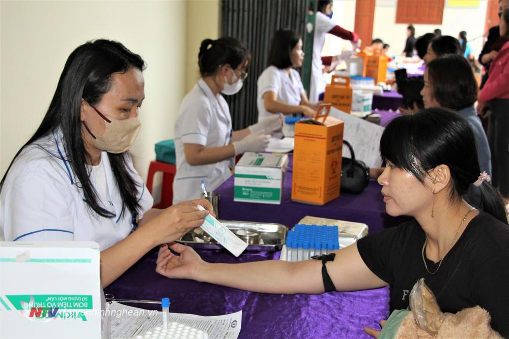 Các tình nguyện viên được khám sàng lọc trước khi hiến máu.