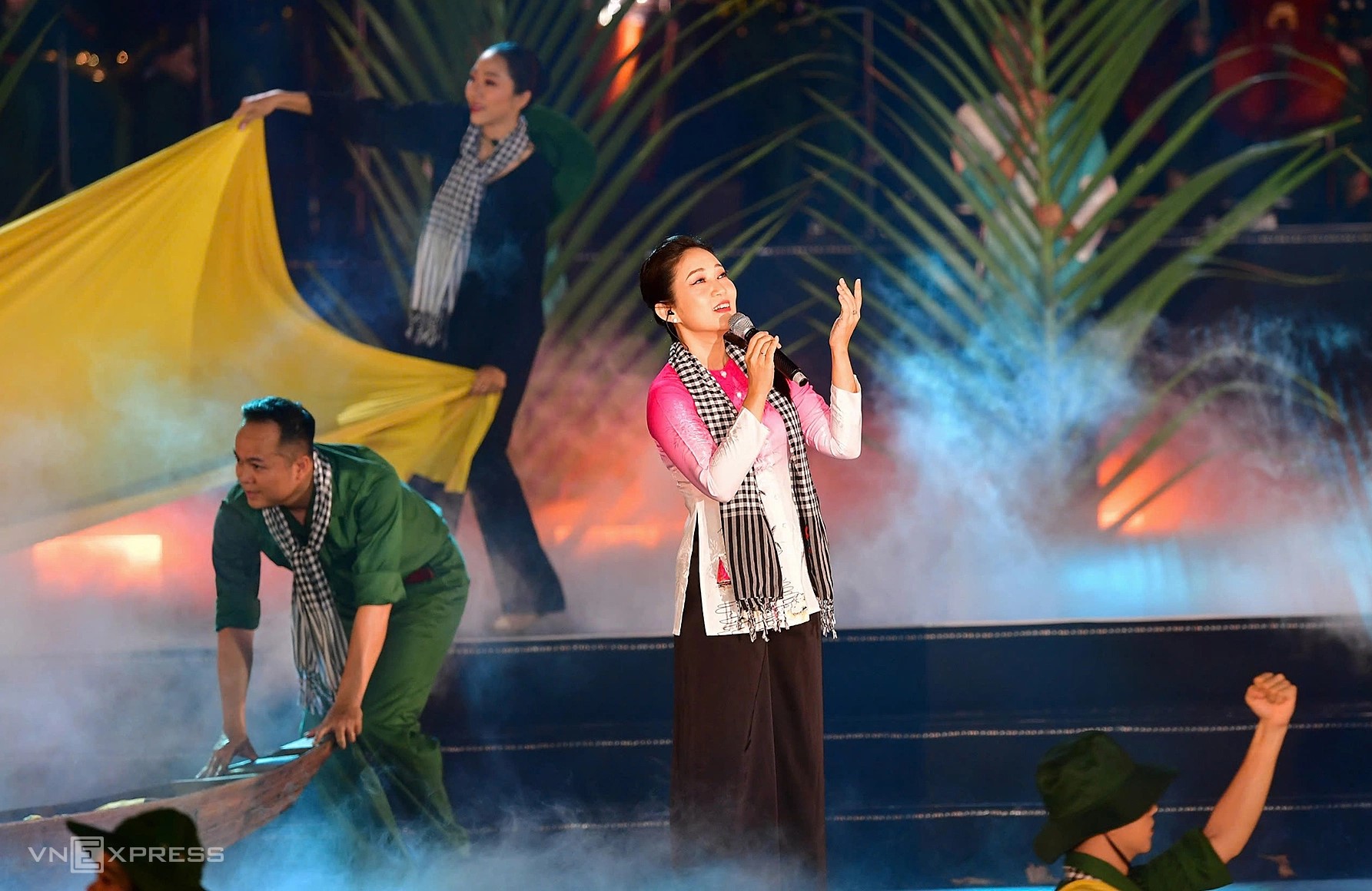 Nghệ sĩ Thanh Thúy biểu diễn Vàm Cỏ Đông (nhạc sĩ Trương Quang Lục).