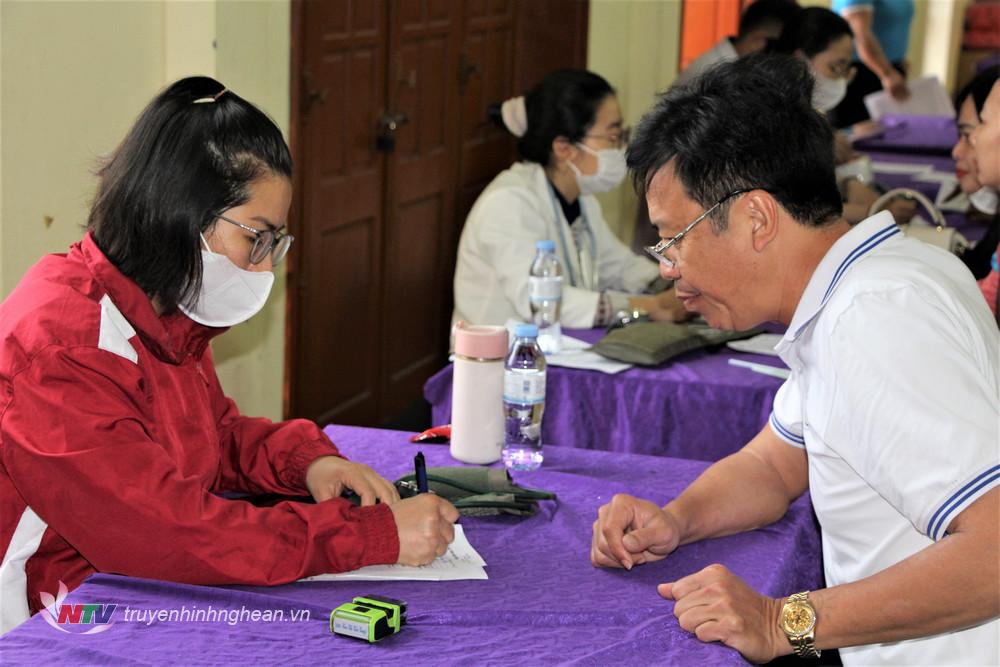 Các tình nguyện viên đăng ký tham gia hiến máu.