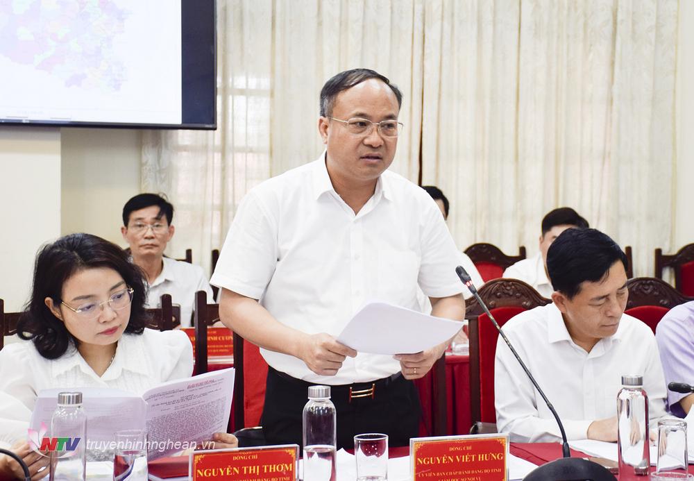 Đồng chí Nguyễn Viết Hưng - Giám đốc Sở Nội vụ báo cáo Đề án sắp xếp đơn vị hành chính cấp xã trên địa bàn tỉnh.