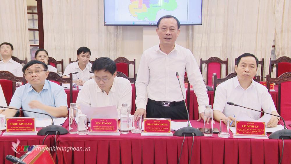 Đồng chí Phan Đức Đồng - Uỷ viên BTV Tỉnh uỷ, Bí thư Thành uỷ, Chủ tịch HĐND TP Vinh phát biểu tại hội nghị.