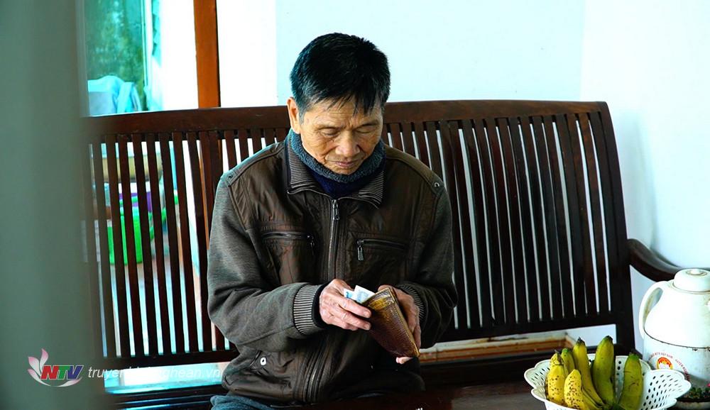 Ông Nguyễn Hồng Mận, 73 tuổi gặp nhiều khó khăn khi sử dụng dịch vụ ngân hàng điện tử.