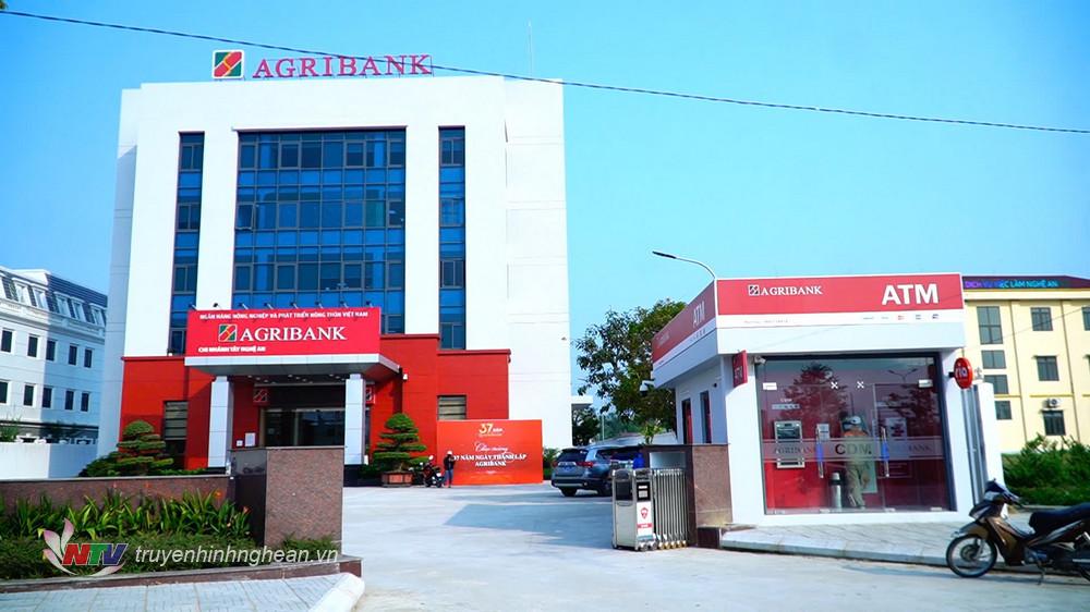 Một máy ATM của Ngân hàng Agribank Tây Nghệ tại thị xã Thái Hòa. 