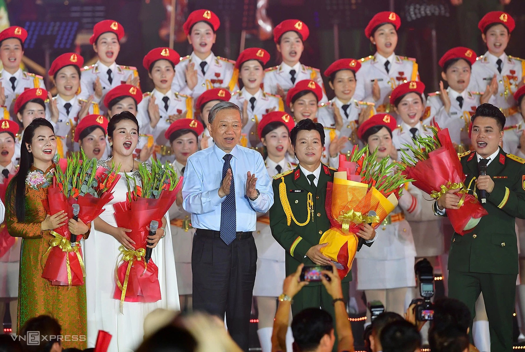 Tổng Bí thư Tô Lâm hòa giọng cùng nghệ sĩ trong Đất nước trọn niềm vui.