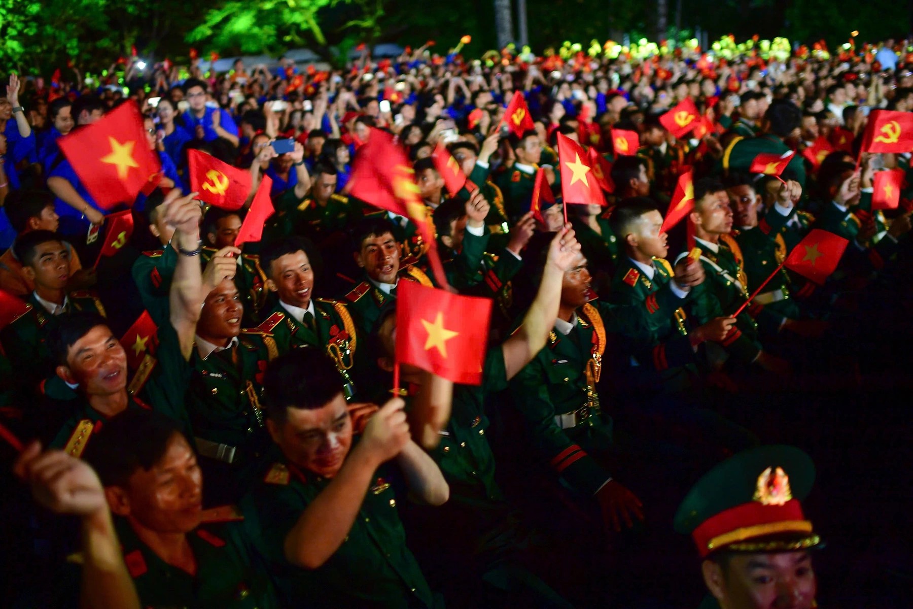 Các chiến sĩ lực lượng vũ trang, thanh niên các đoàn thể góp mặt tại chương trình.