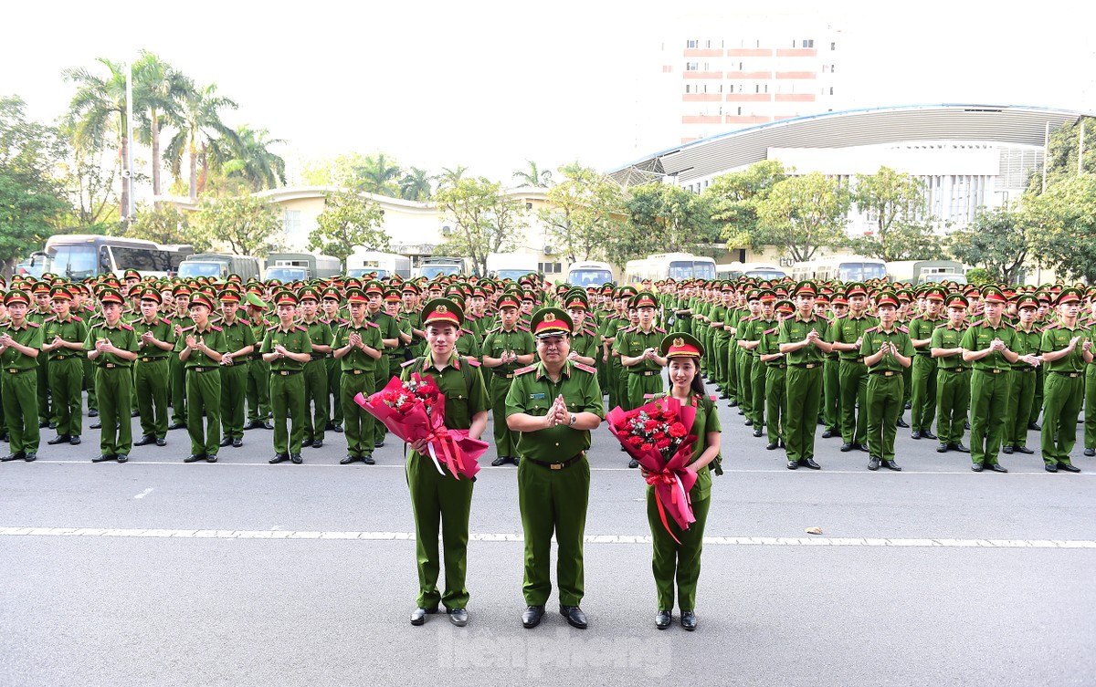 Thiếu tướng Chử Văn Dũng tặng hoa đại diện cán bộ, học viên đoàn nghệ thuật trống hội tham gia biểu diễn tại TPHCM dịp 30/4, trong đó có học viên Vi Việt Nam (ngoài cùng bên trái ảnh).