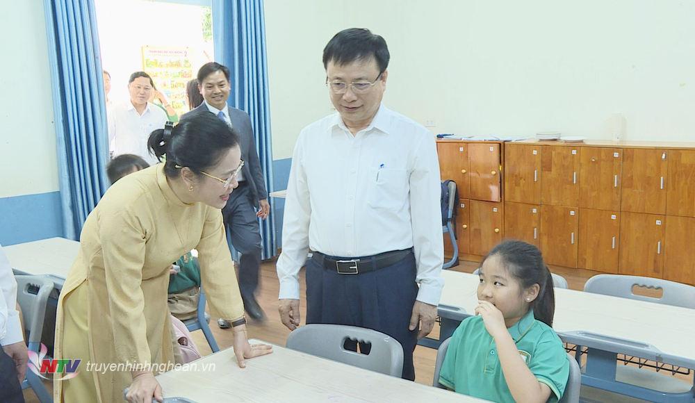 Các đồng chí lãnh đạo Ủy ban nhân dân tỉnh, Ủy ban Mặt trận Tổ quốc Việt Nam tỉnh Nghệ An, Sở Y tế Nghệ An tìm hiểu hoạt động dạy học và bảo đảm an toàn thực phẩm tại Trường Tiểu học và Trung học Cơ sở Xanh Tuệ Đức.