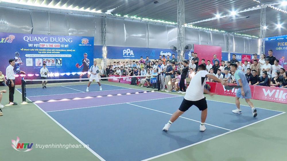 Tay vợt Pickleball hạng tư thế giới Quang Dương thi đấu giao lưu tại Nghệ An.