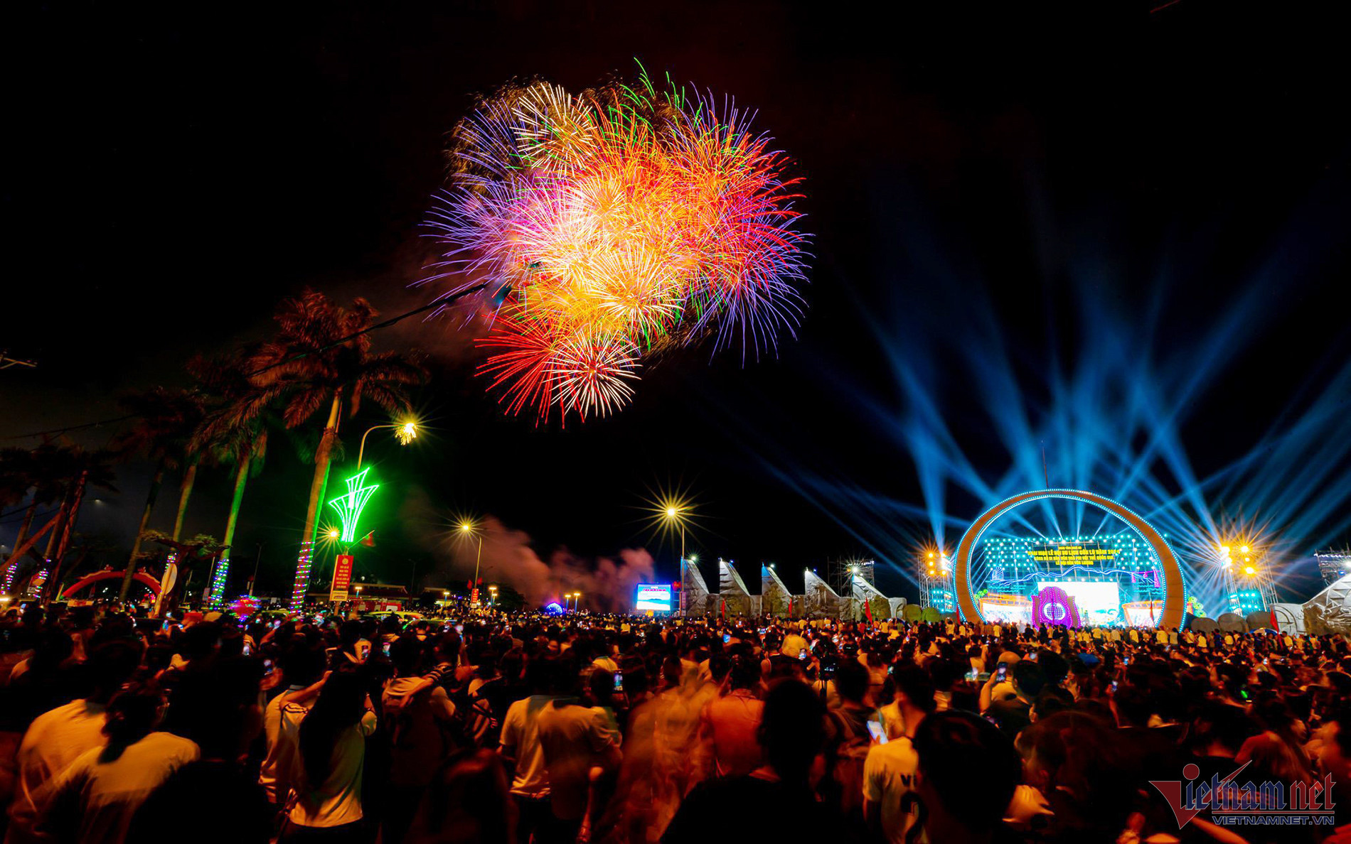 Màn pháo hoa trong đêm khai hội du lịch biển hằng năm thu hút đông đảo người dân và du khách đón xem. Ảnh: Hồng Thuỷ