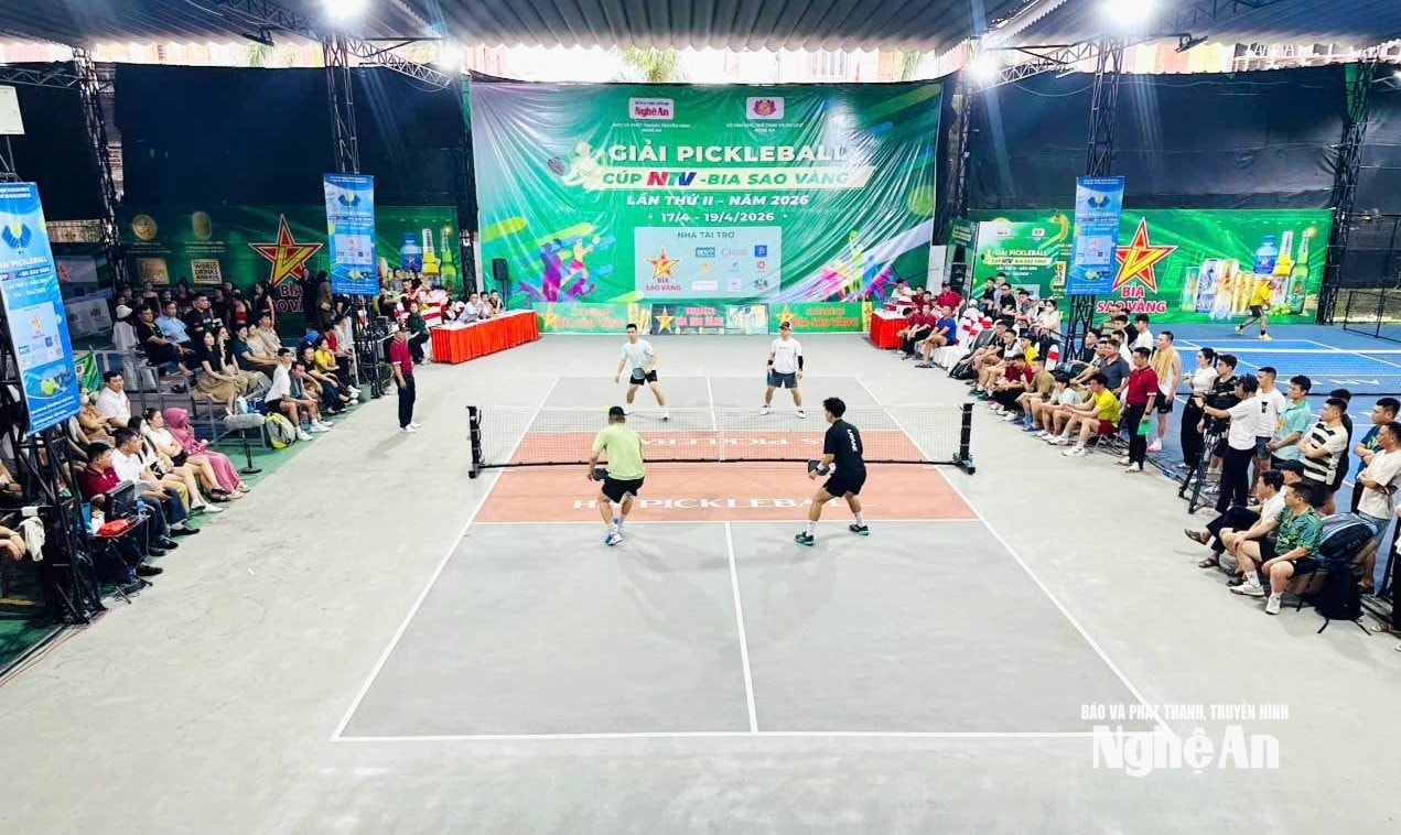 Đông đảo khán giả theo dõi trận đấu trước lễ khai mạc nội dung đôi nam pro. Ảnh: Đức Anh