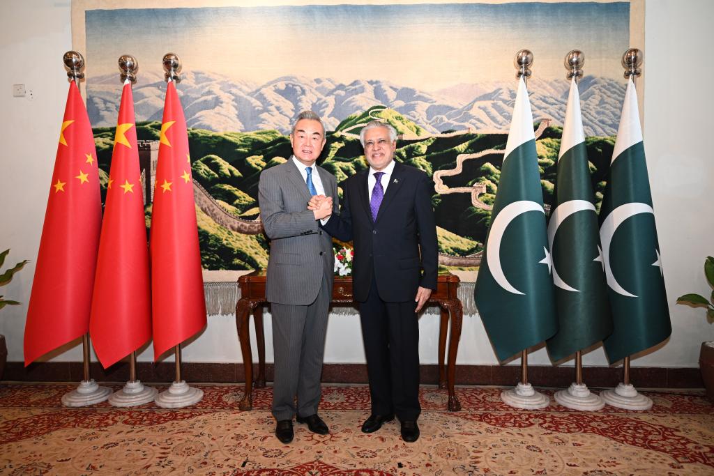 Ngoại trưởng Trung Quốc Vương Nghị đồng chủ trì Vòng Đối thoại Chiến lược lần thứ sáu giữa Ngoại trưởng Trung Quốc và Pakistan cùng với Phó Thủ tướng kiêm Ngoại trưởng Pakistan Mohammad Ishaq Dar tại Islamabad, Pakistan, ngày 21/8/2025. Ảnh: Tân Hoa xã
