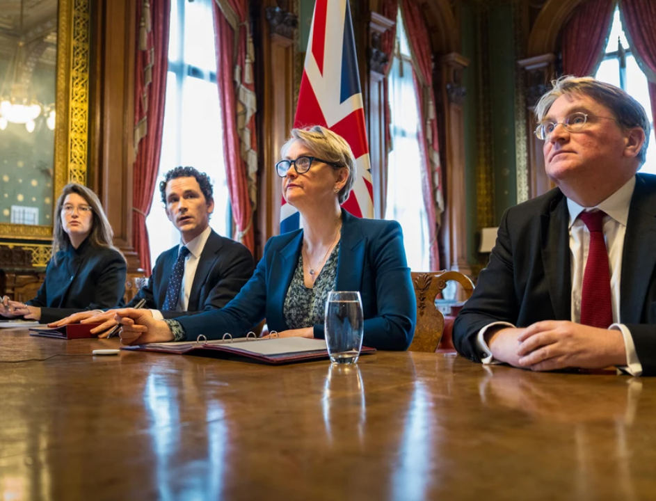 Ngoại trưởng Anh Yvette Cooper (giữa) tại cuộc họp trực tuyến với khoảng 40 quốc gia về Eo biển Hormuz vào ngày 2-4. Ảnh: Michael Peat/Ben Dance/FCDO