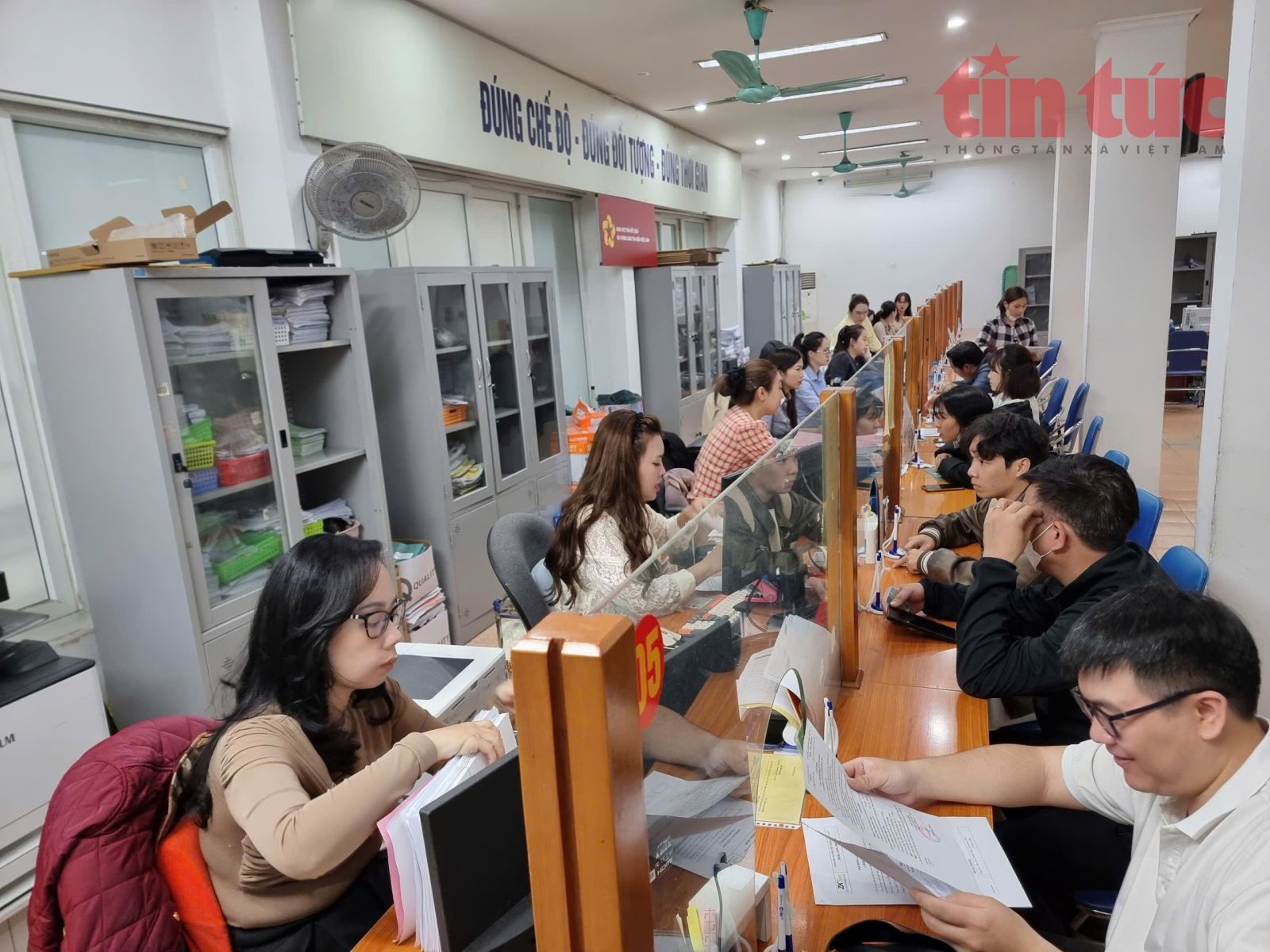 Bộ phận một cửa giải quyết thủ tục Bảo hiểm thất nghiệp tại Trung tâm Dịch vụ việc làm Hà Nội, thuộc Sở Nội vụ Hà Nội.