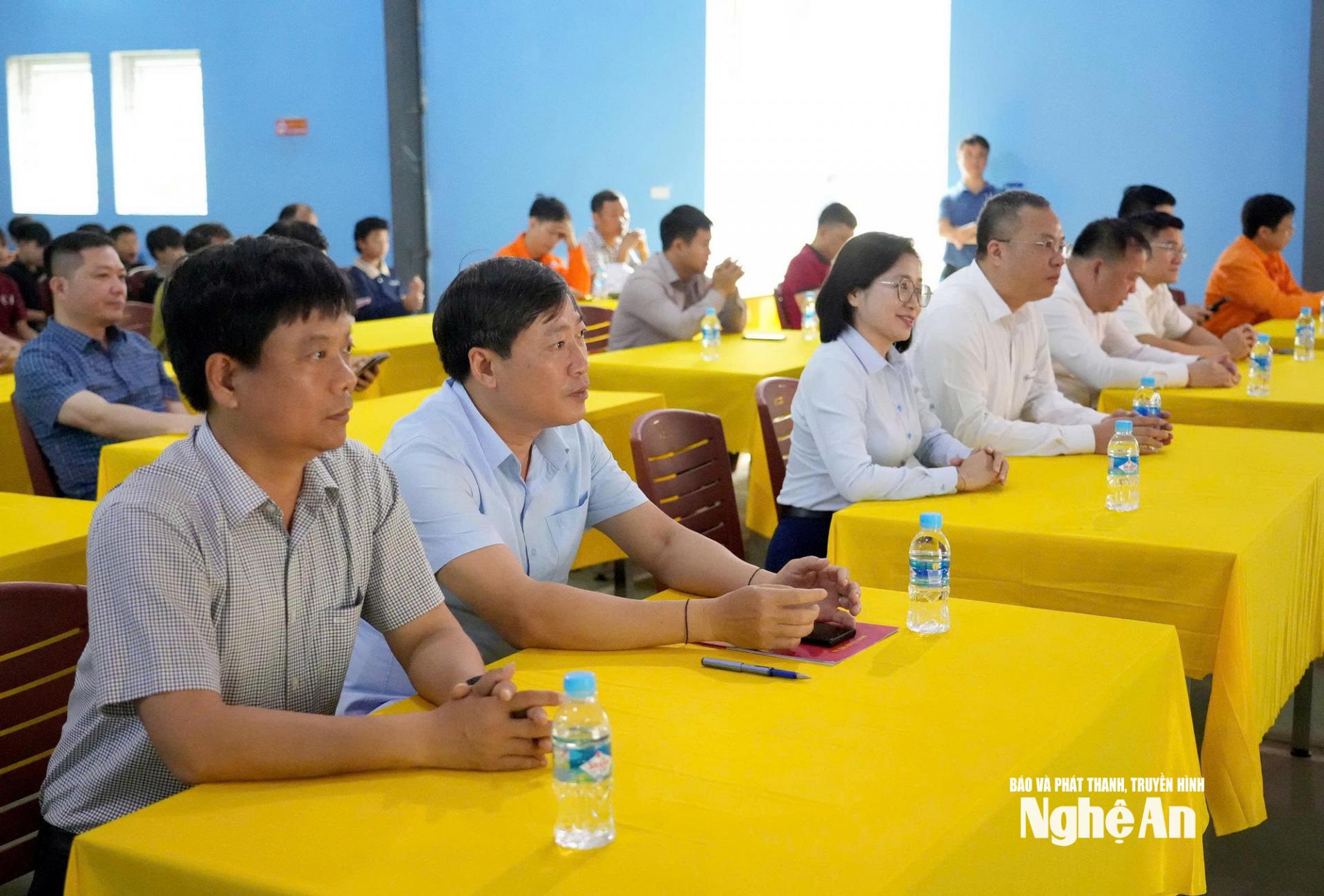 Các đại biểu tham dự buổi lễ.